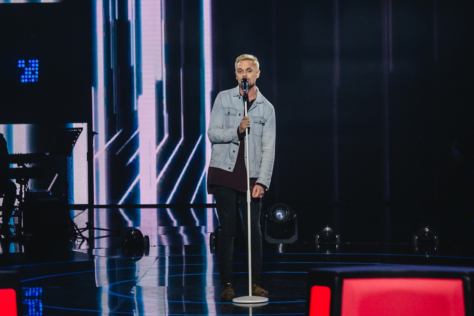 Владимир Остапчук зачитает рэп во время четвертого эфира слепых прослушиваний шоу Голос страны-10